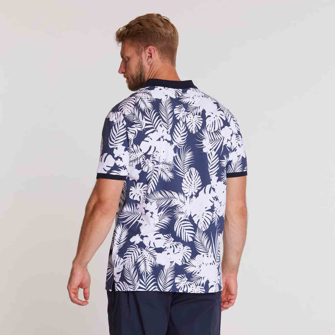 Allsize Herren Polo Shirt mit blau weißem floralem Muster und kurzem Ärmel in seitlicher Rückenansicht
