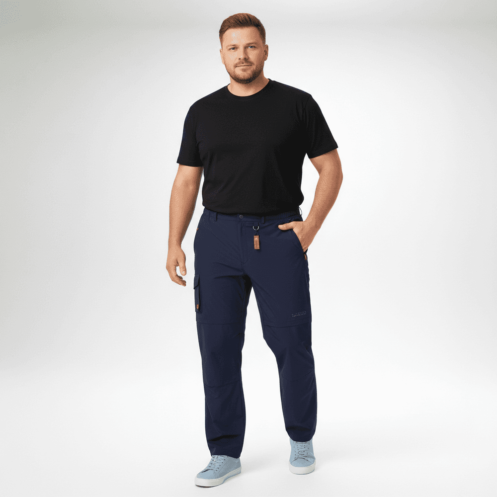 Adamo zipp-off hose herren in Blau getragen von einem Mann mit schwarzem T-Shirt und hellblauen Schuhen