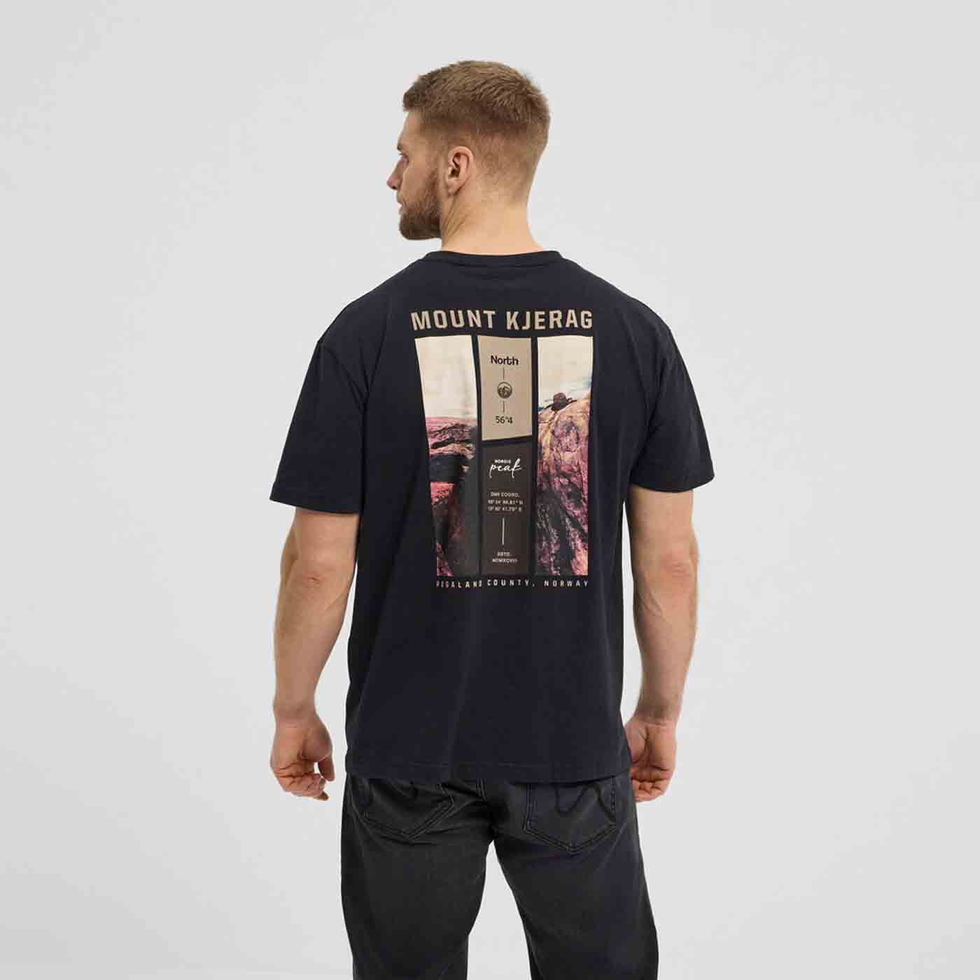 Schwarzes t shirt von Allsize mit Mount Kjerag Druck auf der Rückseite, getragen von einem Mann
