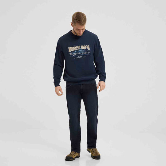 Herrenmodell trägt dunkelblaues Sweatshirt Übergröße Herren von Allsize mit Print und Bund an Ärmeln und Saum