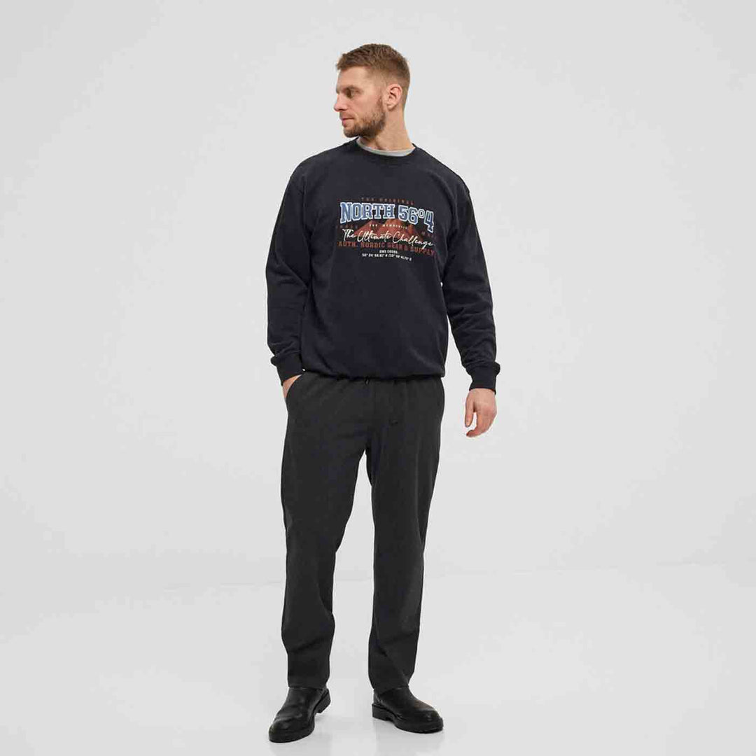 Schwarzes Sweatshirt Übergröße Herren mit Textdruck und Bund von Allsize an stehendem Mann