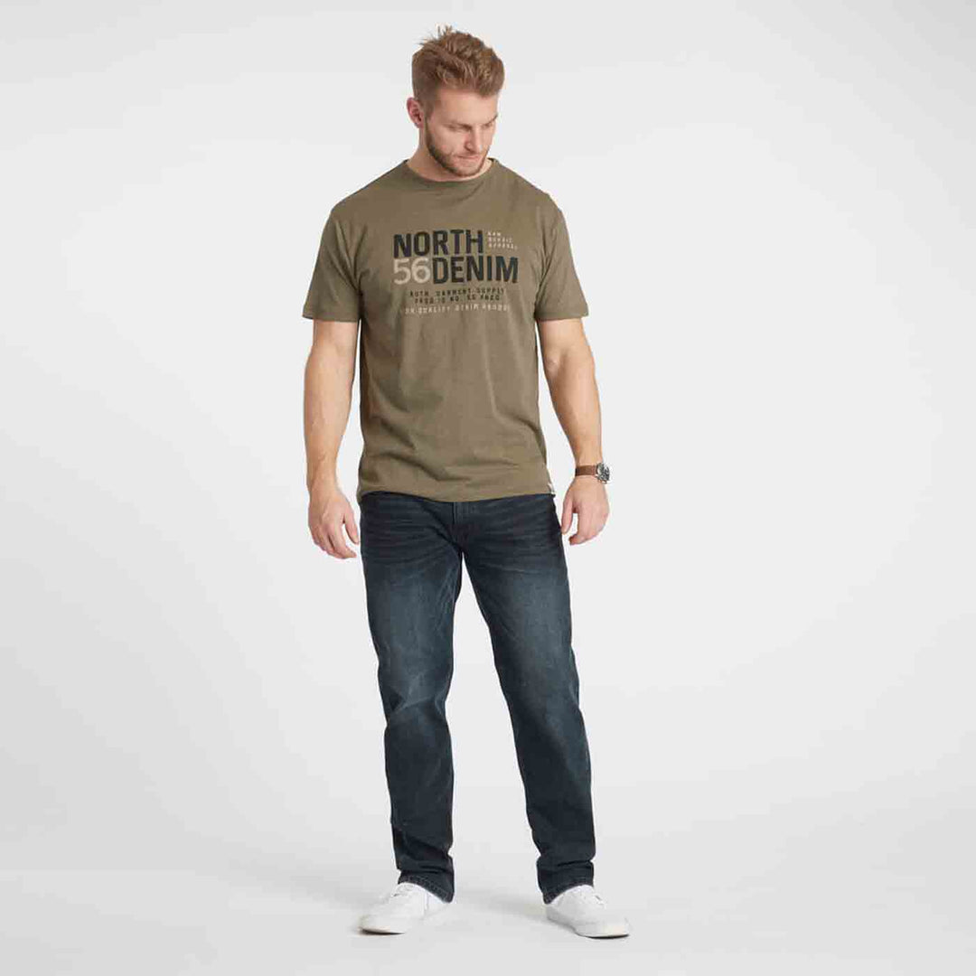 Bedrucktes T-Shirt Herren in Olivgrün mit Schriftzug North Denim, kombiniert mit Jeans und weißen Sneakern