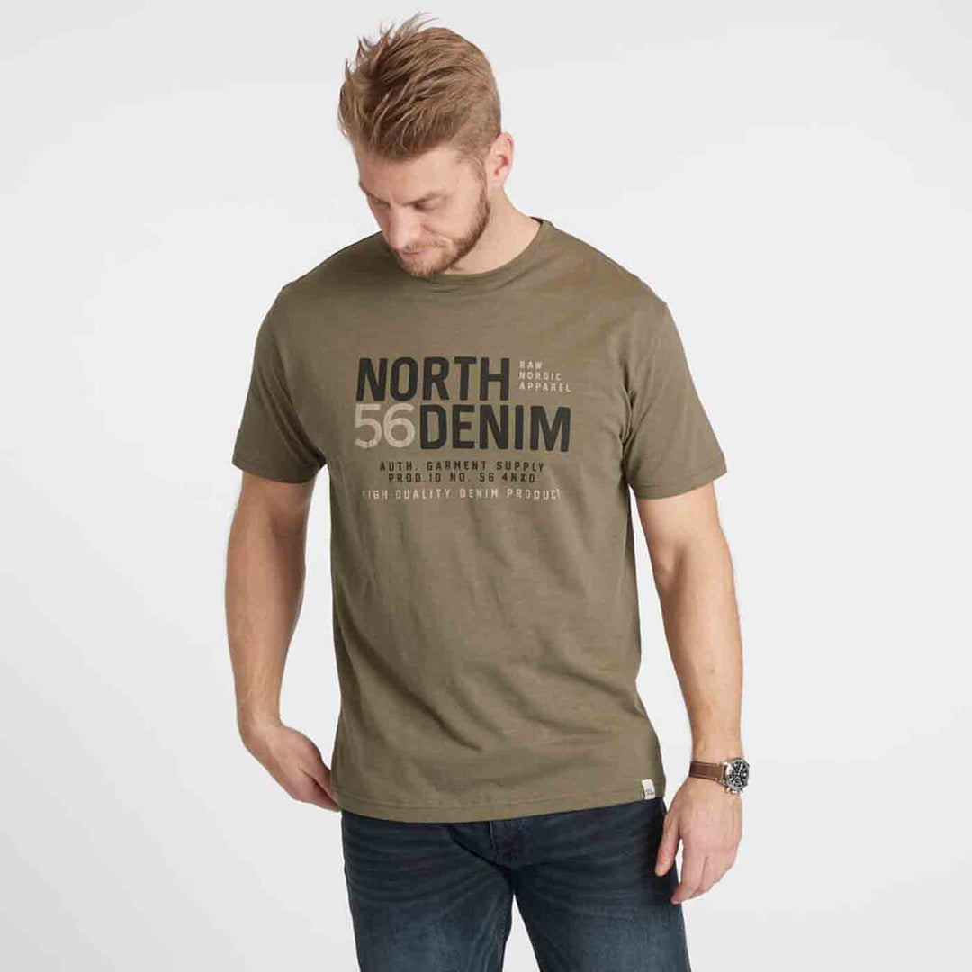 Herren trägt olivgrünes bedrucktes t-shirt herren mit North Denim Schriftzug von Allsize
