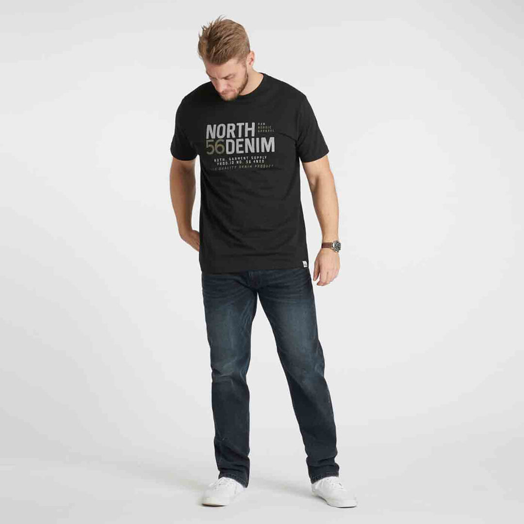 Allsize bedrucktes t-shirt herren in schwarz mit Denim Schriftzug und lässigem Jeansoutfit