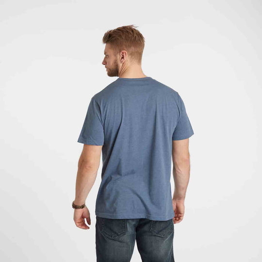 Mann trägt ein blaues bedrucktes t-shirt herren von Allsize, Ansicht von hinten vor weißem Hintergrund