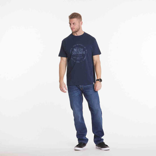 T Shirt Herren von Allsize in Dunkelblau mit Print und Rundhalsausschnitt, getragen von einem Mann