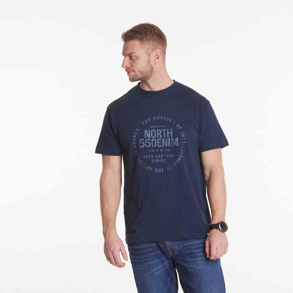 Allsize t shirt herren in dunkelblau mit rundem Aufdruck und kurzem Arm, getragen von Modell