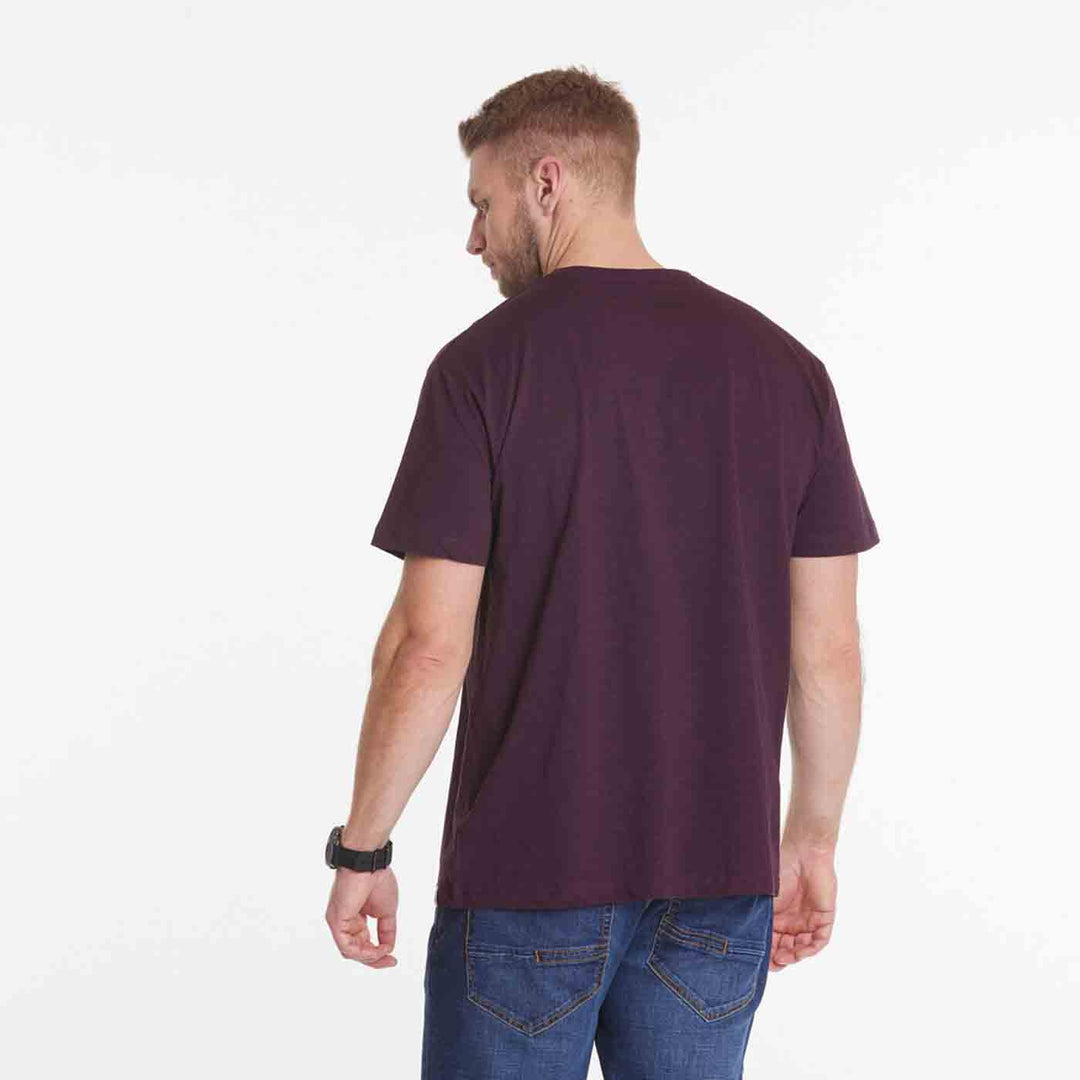 Dunkelrotes T Shirt Herren von Allsize mit Rundhalsausschnitt, schlichtes Design von hinten getragen