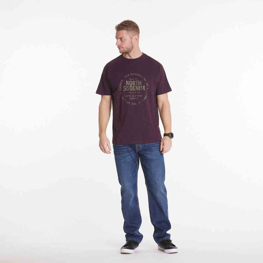 T shirt herren braun mit Druck von Allsize, model trägt es zu blauen Jeans und schwarzen Schuhen