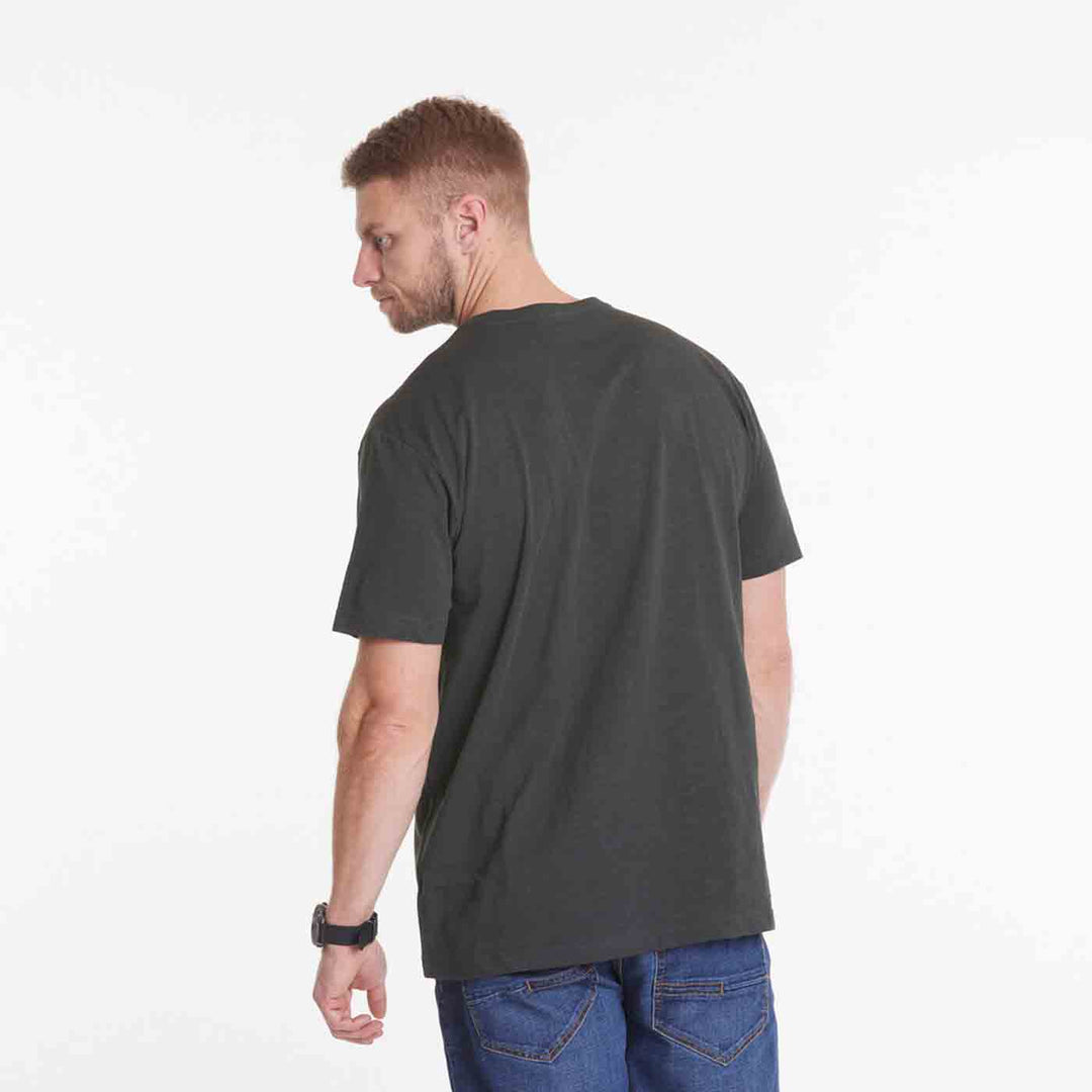 Schwarzes t shirt herren von hinten getragen, casual mit kurzem Arm, kombiniert mit blauer Jeans