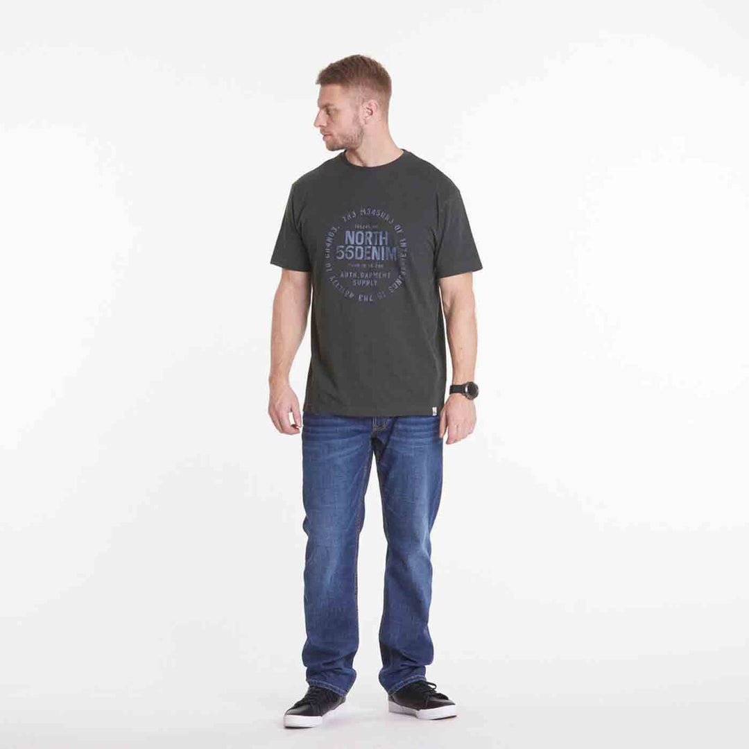 Allsize t shirt herren mit modernem Print in Schwarz, kombiniert mit blauen Jeans und schwarzen Sneakers