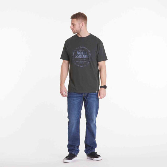Allsize t shirt herren mit modernem Print in Schwarz, kombiniert mit blauen Jeans und schwarzen Sneakers