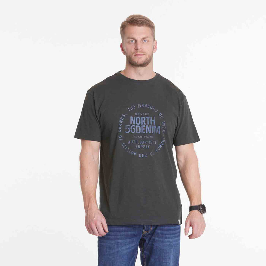 Allsize t shirt herren in schwarz mit rundem Aufdruck und kurzem Arm getragen von Modell