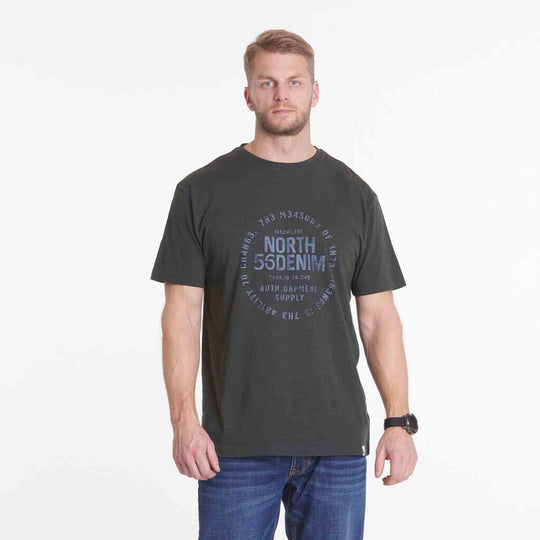 Allsize t shirt herren in schwarz mit rundem Aufdruck und kurzem Arm getragen von Modell