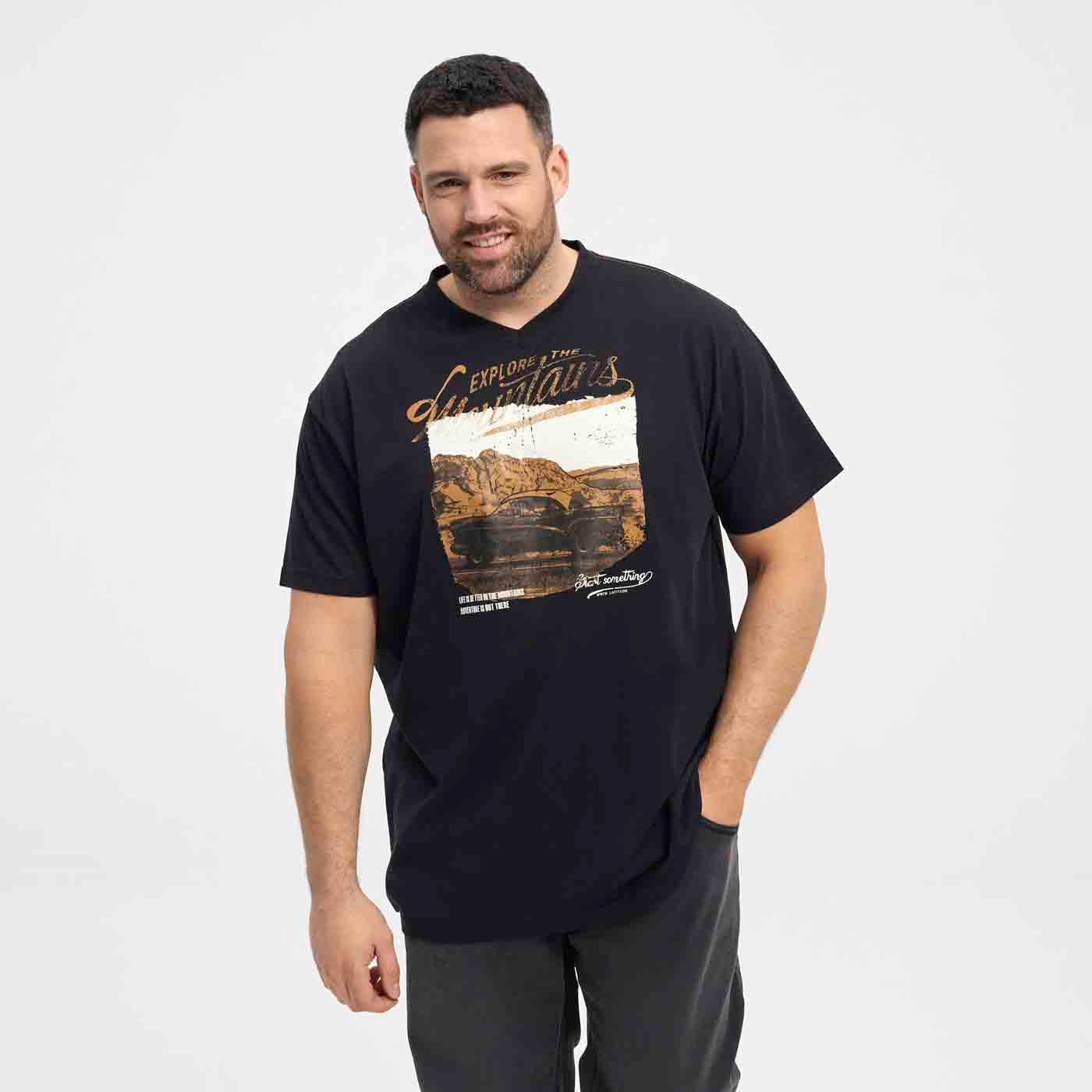 Schwarzes Allsize tee t shirt mit Australia Print und Kurzarm am Mann getragen