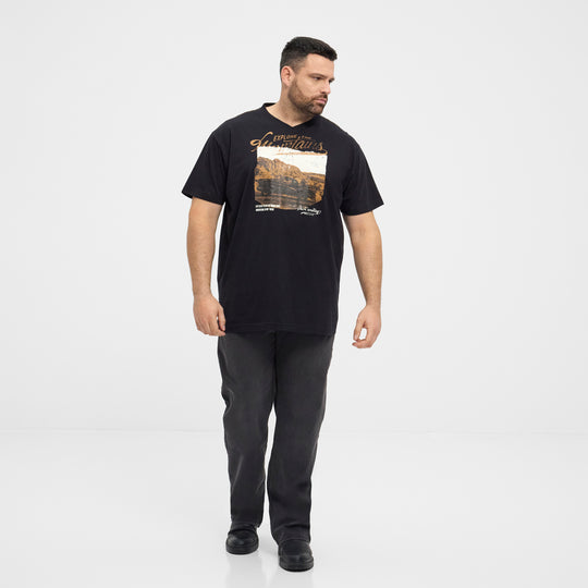 Mann trägt schwarzes tee t shirt mit gelbem Landschaftsprint von Allsize