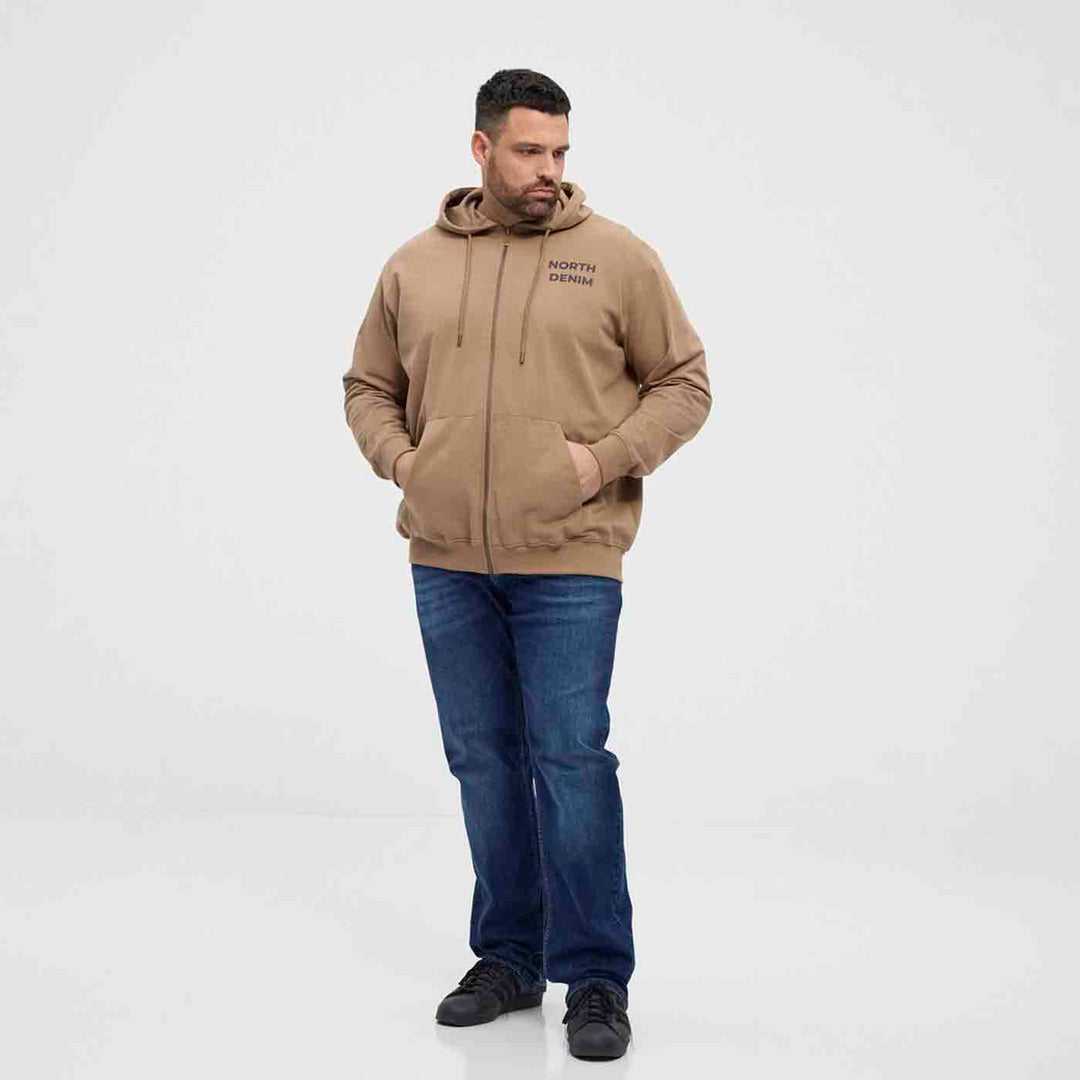 Herren trägt braune Kapuzen-Sweatjacke Übergröße Herren von Allsize mit Reißverschluss und Kängurutaschen