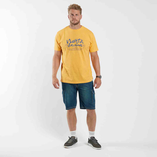 Gelbes T Shirt übergröße herren von Allsize mit North Denim Aufdruck, getragen von männlichem Modell