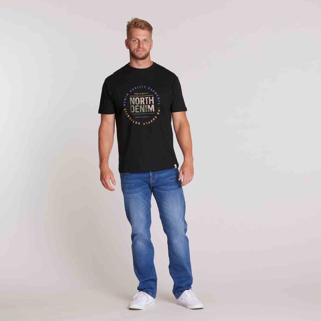 Schwarzes t-shirt übergröße herren mit North Denim Druck von Allsize, getragen von Mann mit blauen Jeans