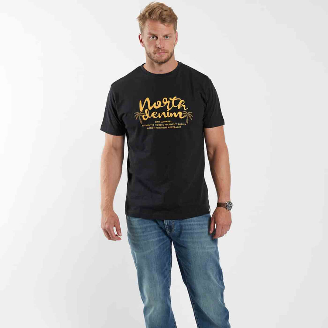Schwarzes Allsize T Shirt Übergröße Herren mit gelbem North Denim Druck getragen von Mann
