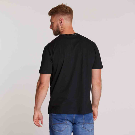 Allsize schwarzes T-Shirt mit Druck von hinten getragen t-shirt übergröße herren
