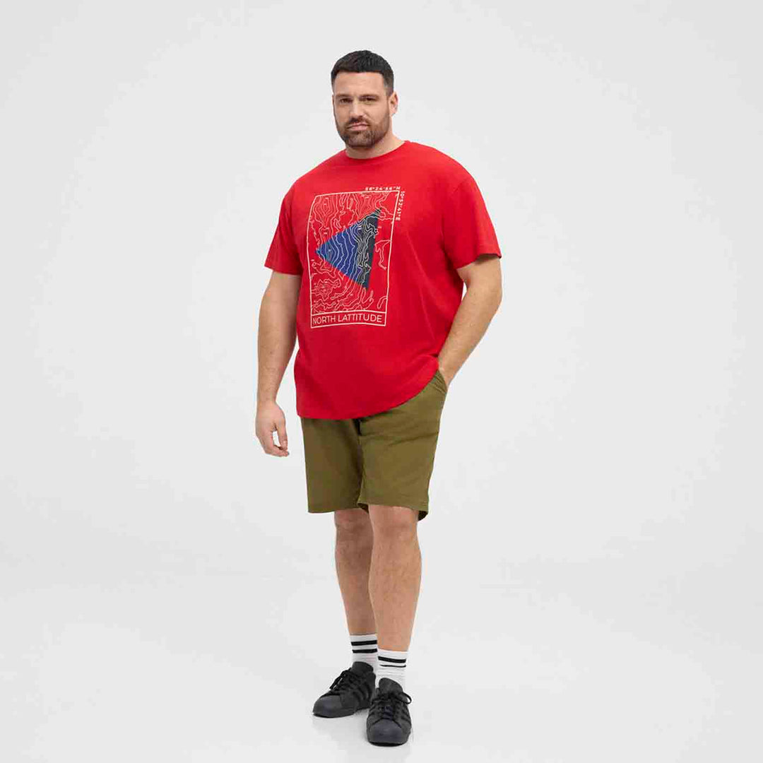 Rotes bedrucktes T-Shirt von Allsize mit geometrischem Muster, kombiniert mit grünen Shorts