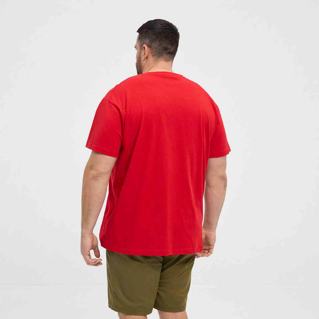 Rückansicht eines Mannes in rotem bedrucktes t-shirt von Allsize mit kurzen Ärmeln und grünem Shorts