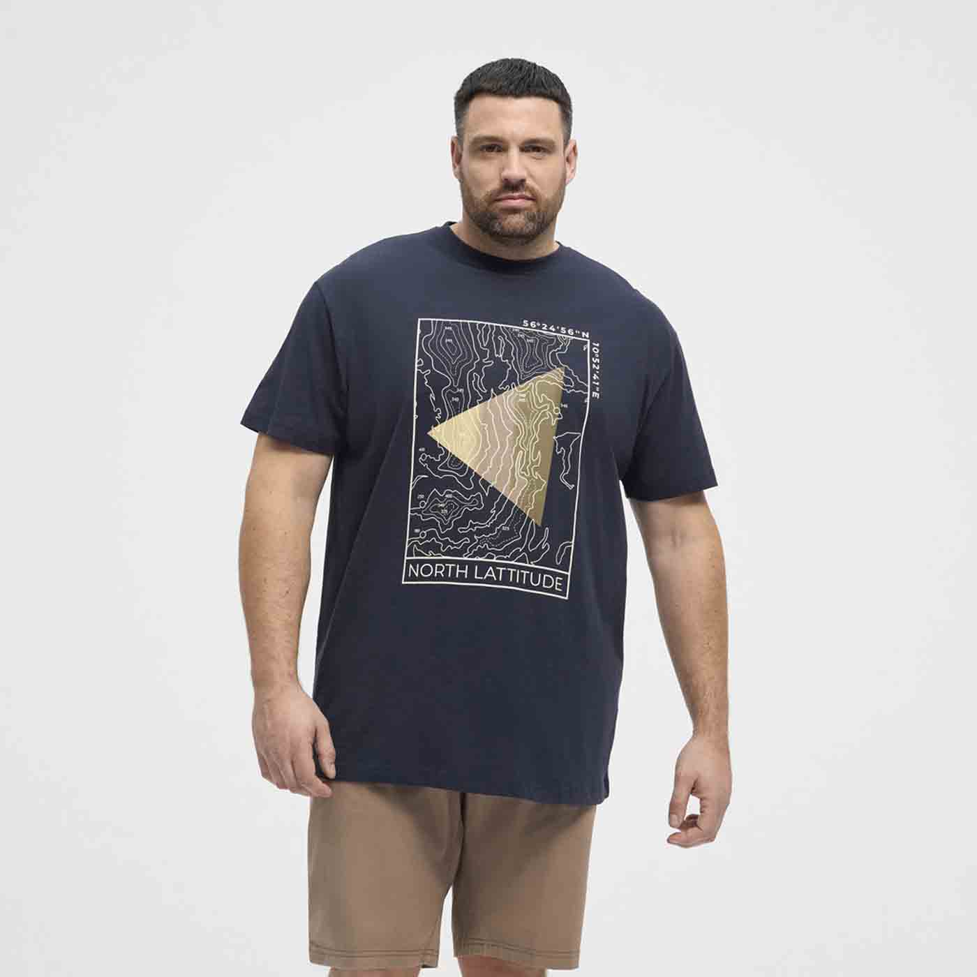 Allsize bedrucktes t-shirt in schwarz mit geometrischem Motiv getragen von Mann