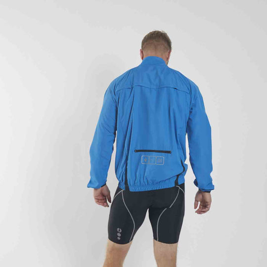 Allsize blaue fahrradjacke herren mit reflektierenden Details und Rückentasche von hinten getragen