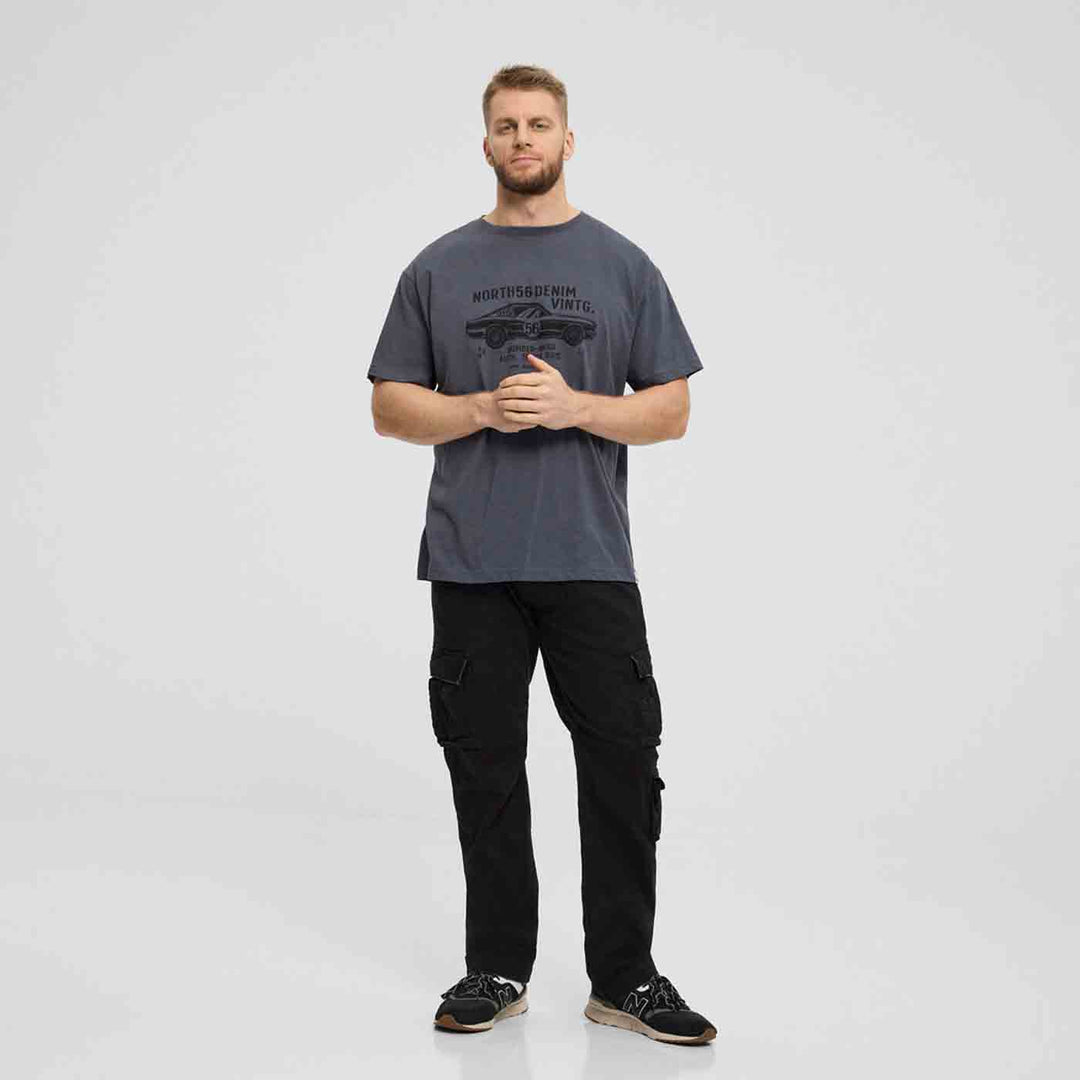 Allsize T Shirt übergröße herren in Grau mit Auto Print getragen von Mann stehend vor weißem Hintergrund