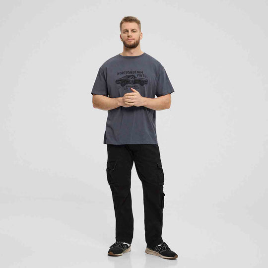 Allsize T Shirt übergröße herren in Grau mit Auto Print getragen von Mann stehend vor weißem Hintergrund
