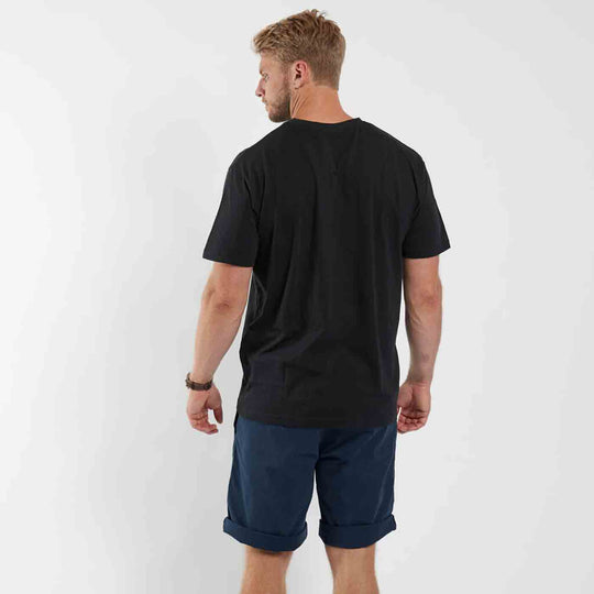 Schwarzes T-Shirt mit Druck von Allsize in Rückansicht getragen von Mann herren t shirts v ausschnitt