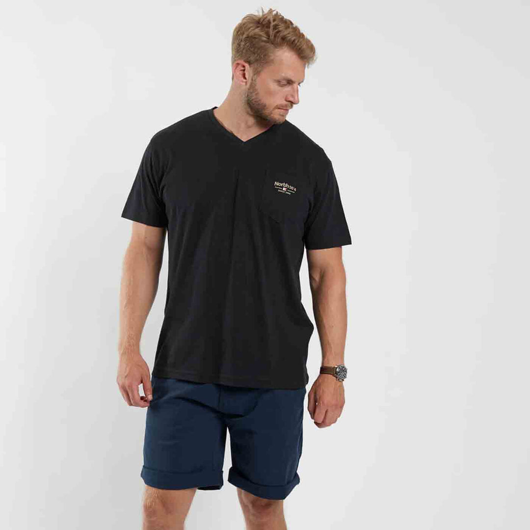 Schwarzes Allsize Herren T Shirt mit Druck und klassischem V Ausschnitt kombiniert mit blauen Shorts