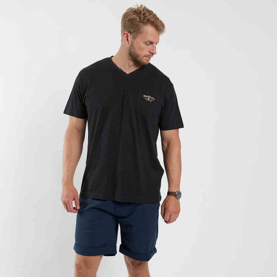 Schwarzes Allsize Herren T Shirt mit Druck und klassischem V Ausschnitt kombiniert mit blauen Shorts