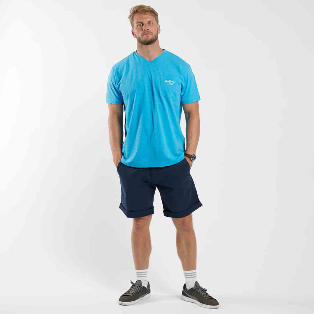 Allsize herren t shirts v ausschnitt in Blau mit kurzem Arm, kombiniert mit dunkelblauen Shorts