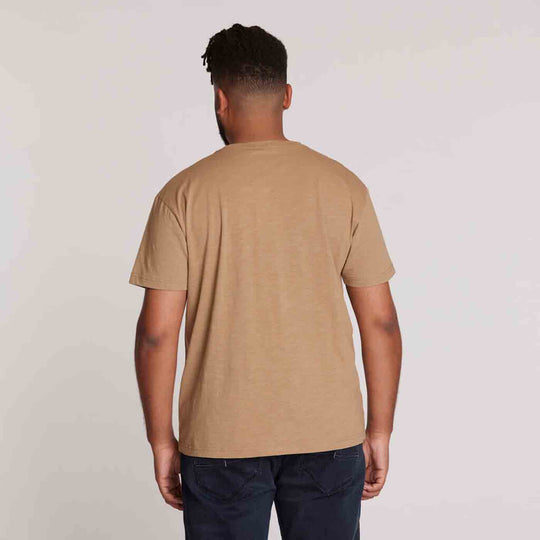 Beiges t-shirt mit druck von Allsize gezeigt von hinten an einem Mann