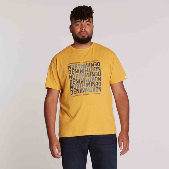 Gelbes t-shirt mit druck von Allsize mit blauem Schriftmuster und Rundhalsausschnitt für Herren