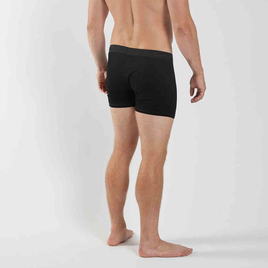 Schwarze Pant als bambus unterwäsche herren von Allsize, Modell von hinten auf grauem Hintergrund
