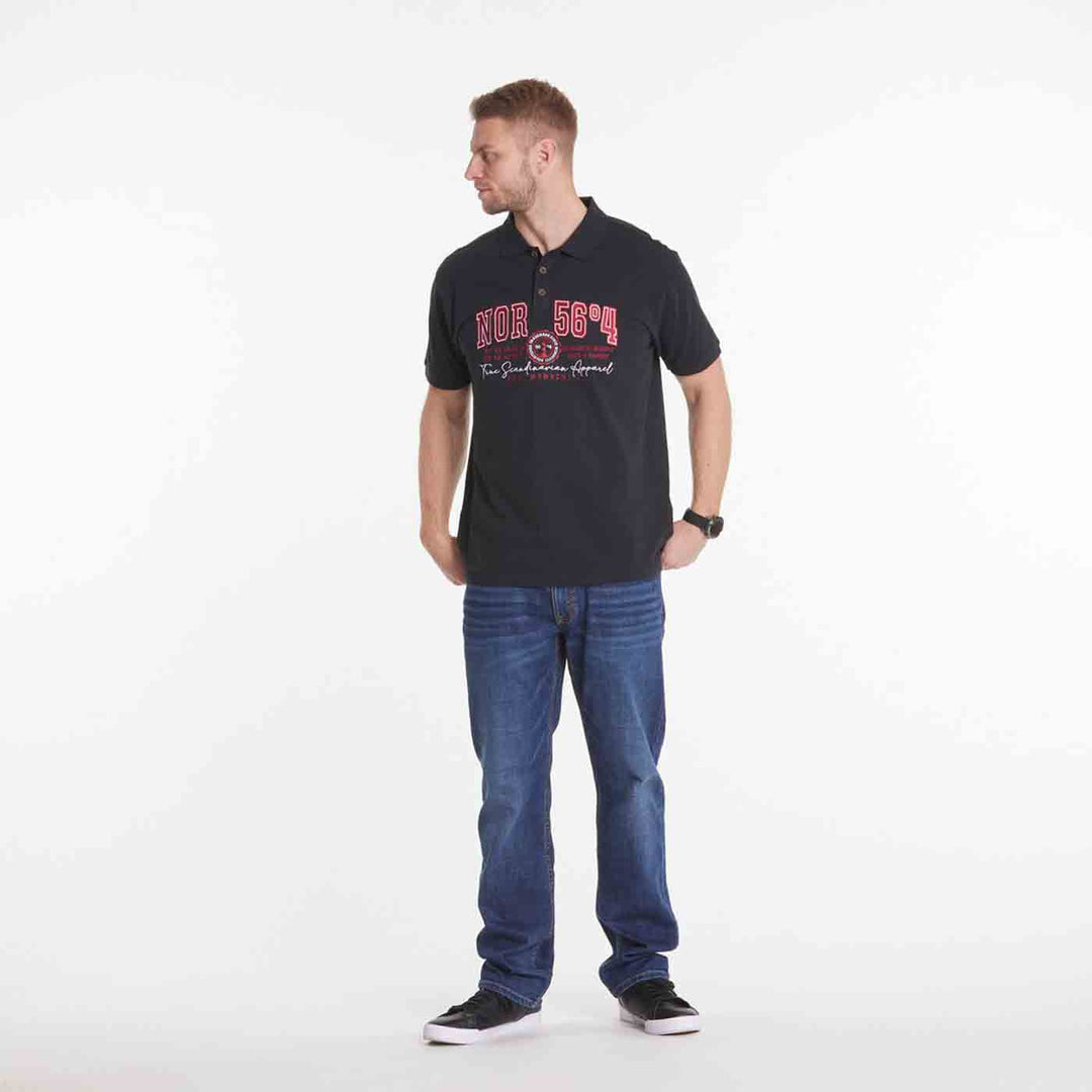 Schwarzes polo shirt von Allsize mit rotem Aufdruck, getragen von einem Mann mit Jeans und Sneakern