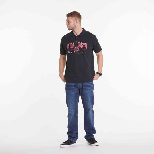 Schwarzes polo shirt von Allsize mit rotem Aufdruck, getragen von einem Mann mit Jeans und Sneakern
