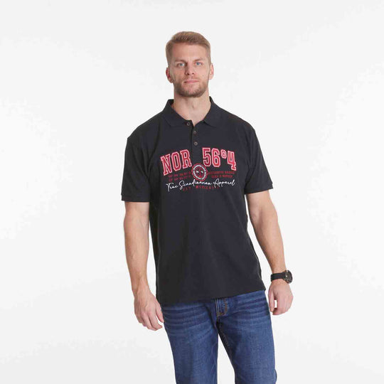 Allsize schwarzes polo shirt mit roter Aufschrift und Knopfleiste getragen von Mann in Jeans