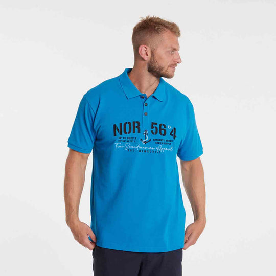 Blaues Allsize polo shirt mit kurzem Arm und schwarzem Print auf der Brust getragen von Mann