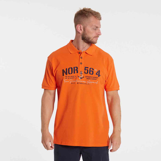 Oranges Allsize polo shirt mit kurzem Arm und bedrucktem Frontdesign getragen von einem Mann