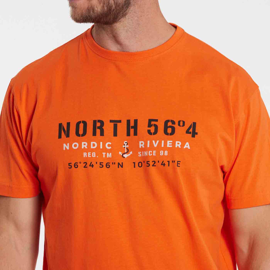 Orange herren t shirt bedruckt mit Nordic Riviera Schriftzug und Koordinaten von Allsize