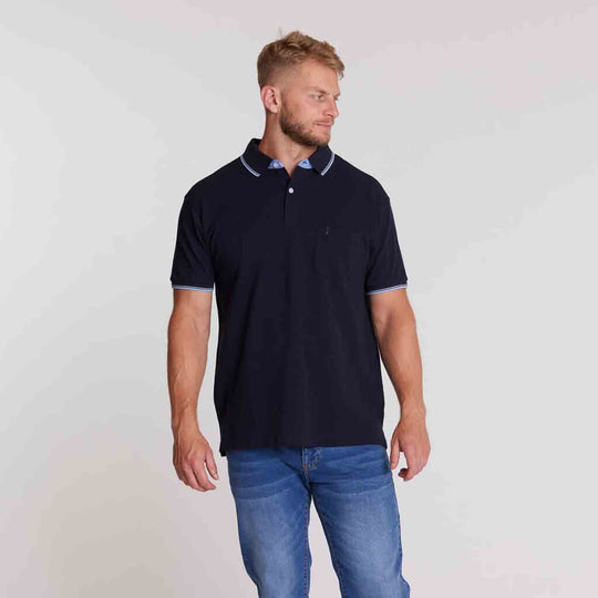 Männliches Modell trägt schwarzes Allsize polo shirt mit kurzem Arm und Kontraststreifen am Kragen