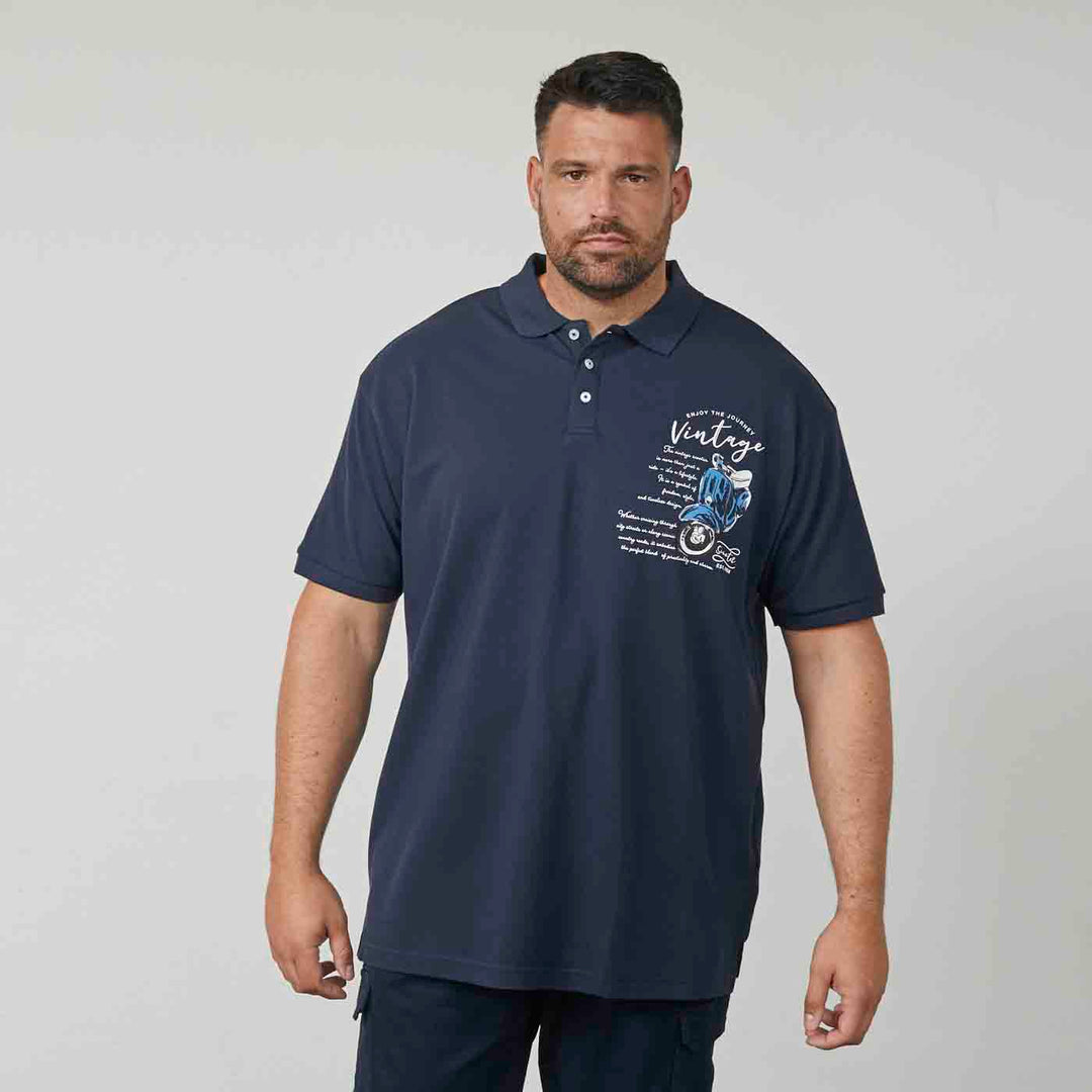Dunkelblaues Allsize polo shirt mit Vintage-Motorradprint und kurzem Ärmel am Mann