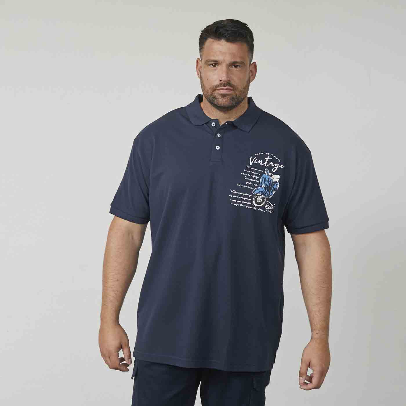 Dunkelblaues Allsize polo shirt mit Vintage-Motorradprint und kurzem Ärmel am Mann