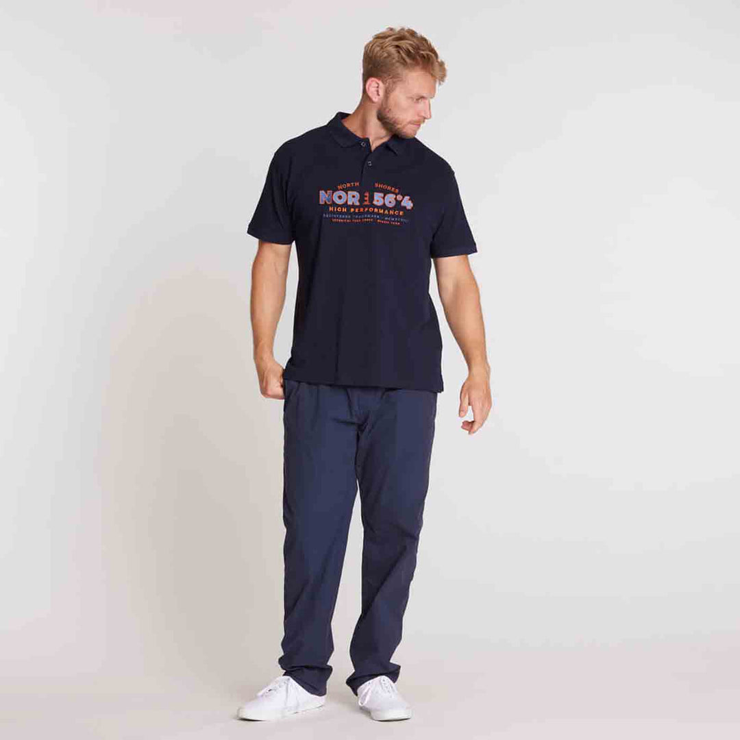 Mann trägt dunkelblaues polo shirt von Allsize mit Logo und dunkelblaue Hose