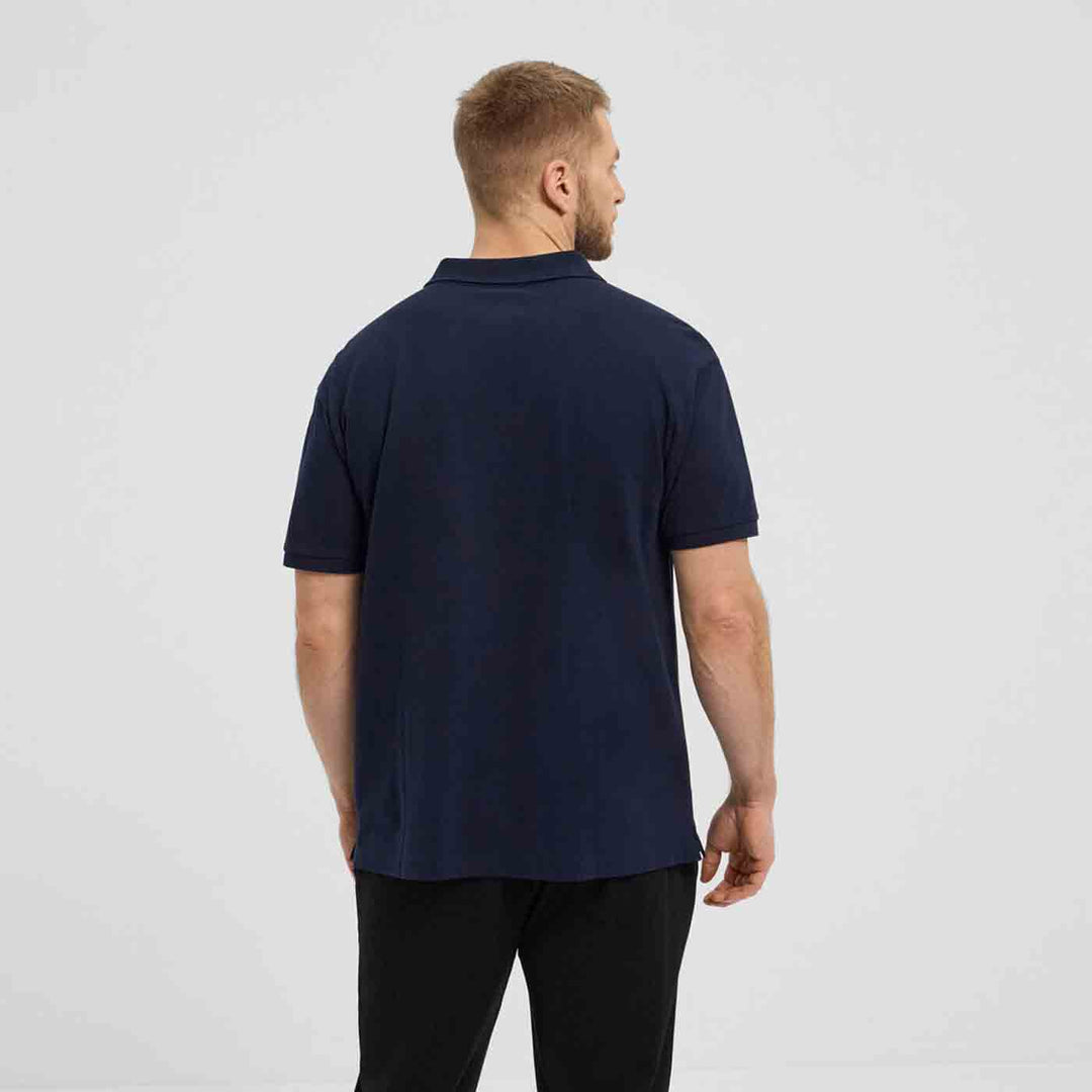 Dunkelblaues polo shirt von Allsize in großer Größe, hinten getragen von einem Mann
