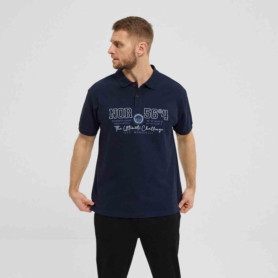 Dunkelblaues Allsize polo shirt mit bedrucktem Schriftzug vorne, getragen von Mann